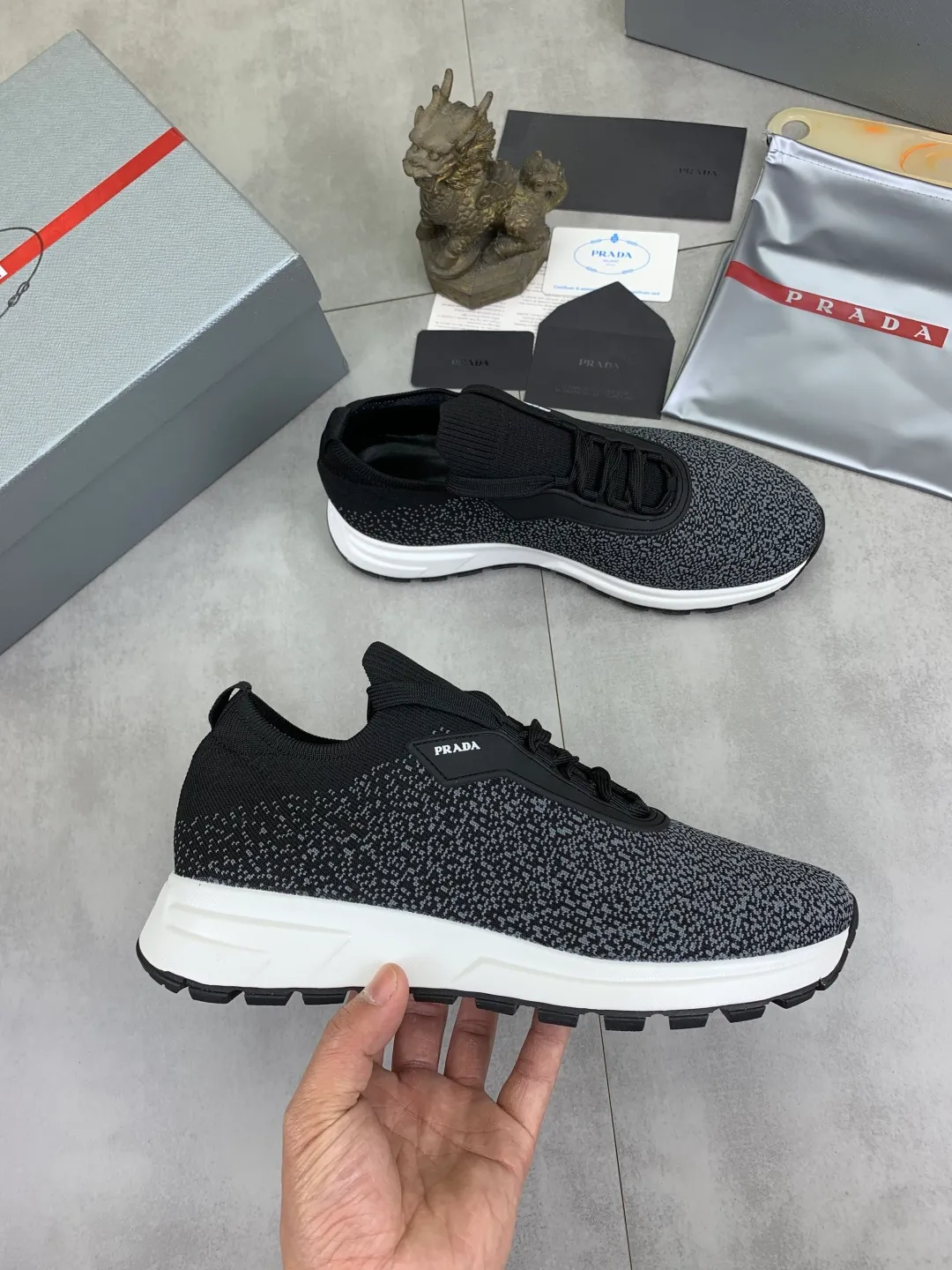 Men's Men's Shoes 💰P500💰【New Style】 (PRADA) The latest model of men's shoes has been launched on the official website in 1:1 copy, synchronized with Hong Kong counters, and on the same catwalk; all made of cowhide Epoxy mesh ➕Imported breathable fabric with cowhide lining, 🍡🍡Original 1:1 rubber outsole, non-slip and wear-resistant; comfortable on the feet, attractive style, fine workmanship, and simple and neat shoe lasts, highlighting a man's boldness and toughness, 👍size 38 to 44 3⃣️Color🉑️Choose